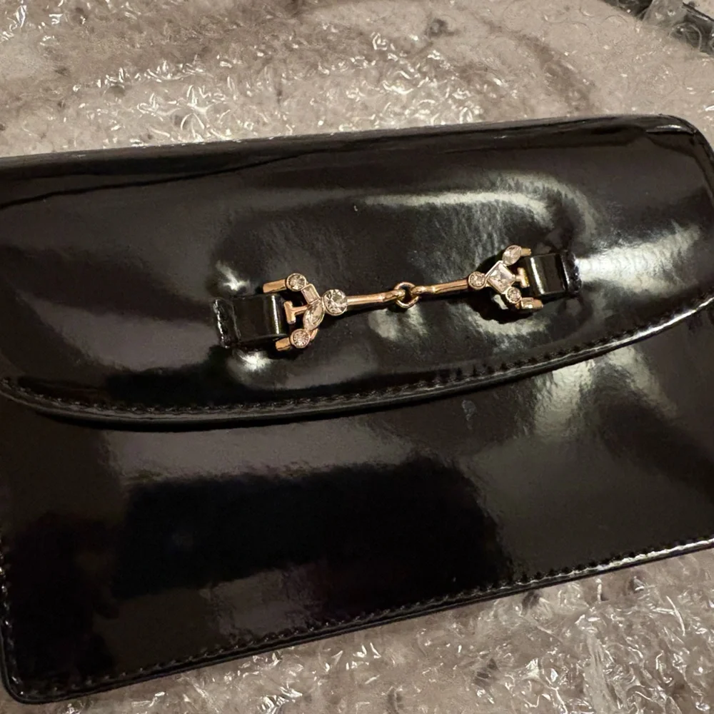 Sam Edelman black Lorraine crossbody has magnetic‎ closure.